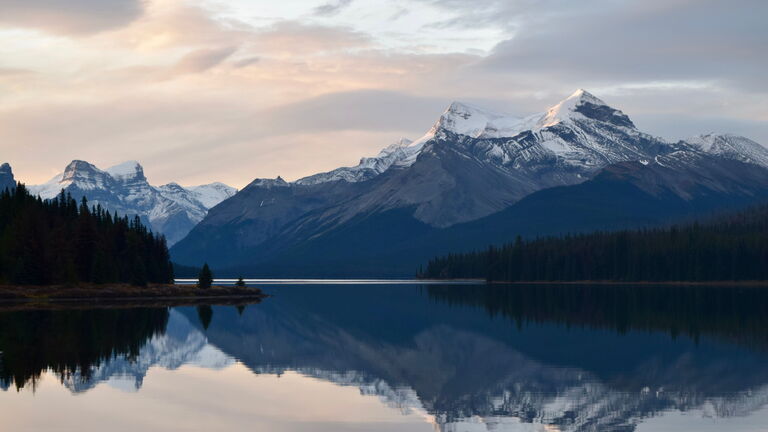 Bootsfahrt auf dem Maligne‑See und Wanderungen